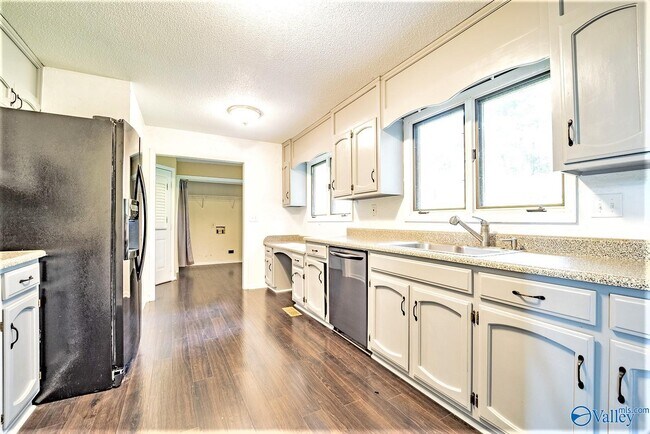 Foto del edificio - 710 Crestview Dr
