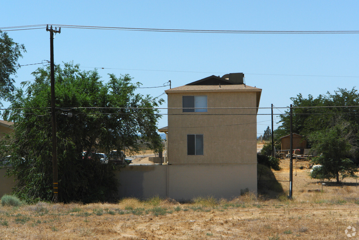 Building Photo - Luxor Apartments