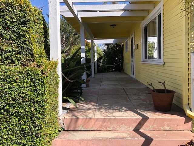 Largo porche delantero - 10516 Blythe Ave