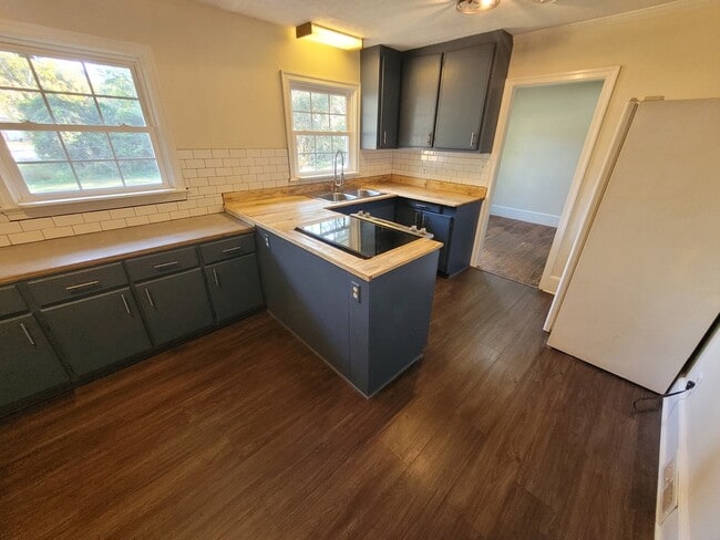 Building Photo - 305 Vance Rd