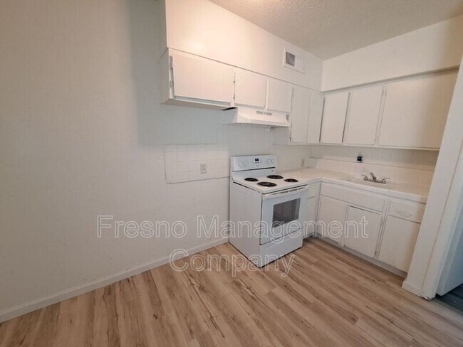 Foto del edificio - 232 W Shields Ave