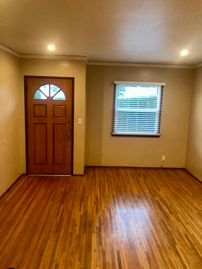 Living room entrance - 1802 Green Ln