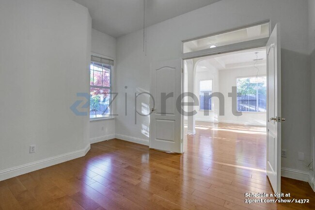 Building Photo - Unit