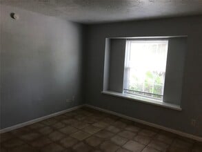 Building Photo - 1611 Mapleton Dr