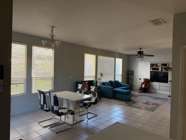 Foto del edificio - 1084 Huntly Dr