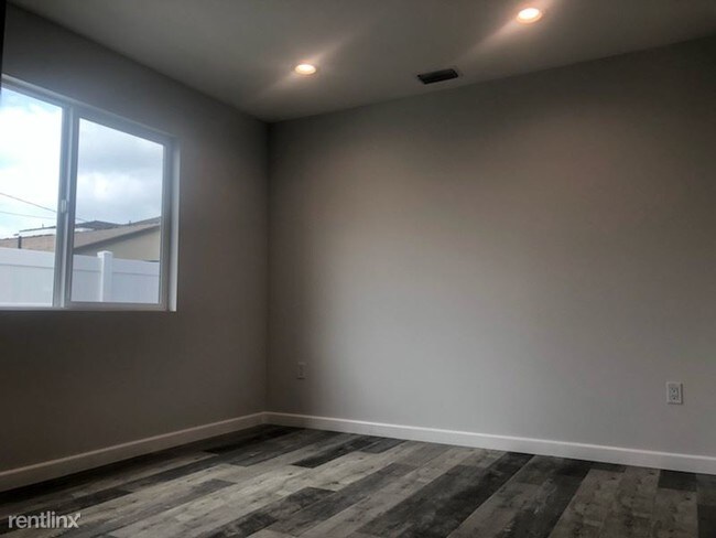 Foto del edificio - 1240 Thompson Ave