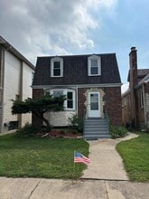 Building Photo - 5722 N Leonard Ave