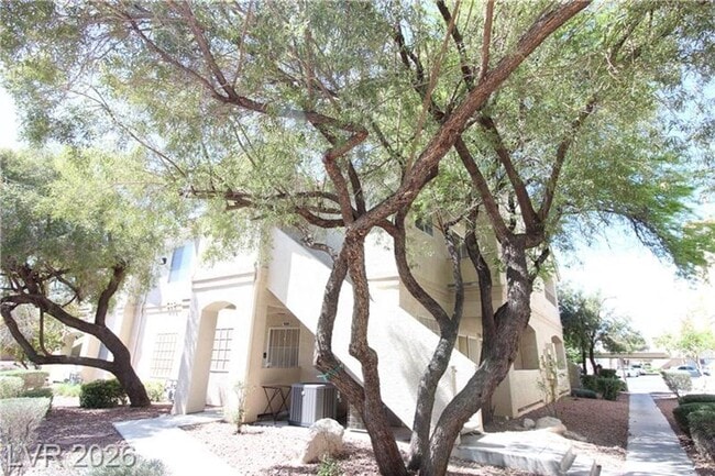 Building Photo - 2 Bedroom Condo w/ 1 CAR GARAGE