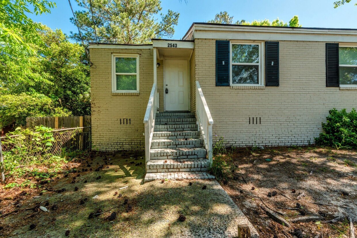 Foto principal - Updated 3 bed/1 bath duplex in South Augus...