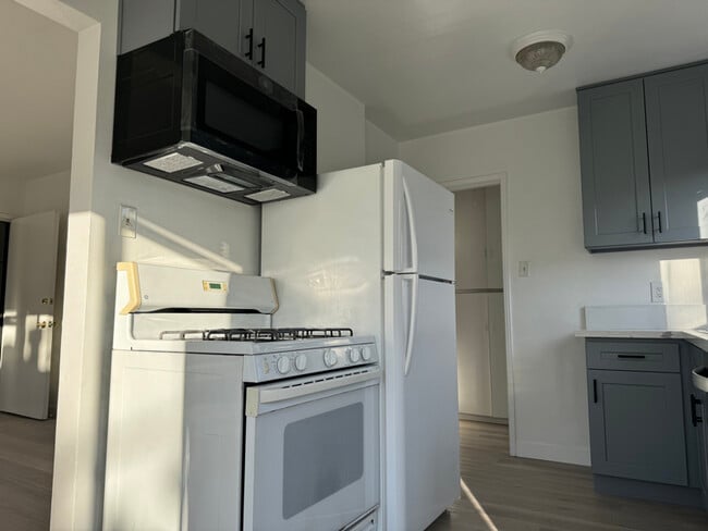 Building Photo - 3740 S Bentley Ave