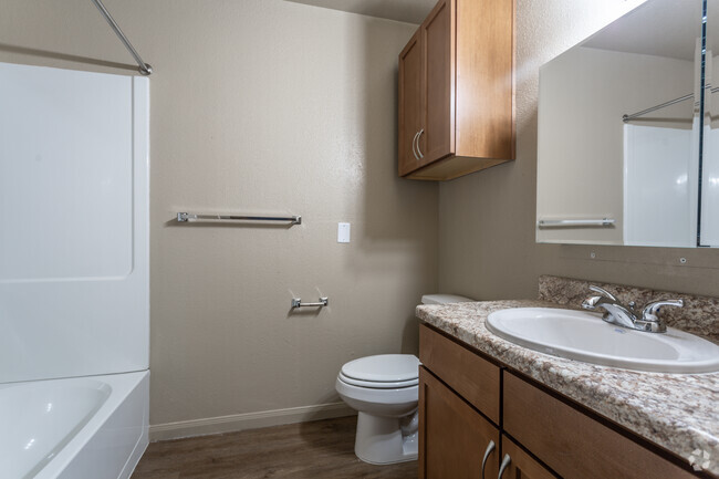 Bayou Gardens - Bathroom - Highland Pointe