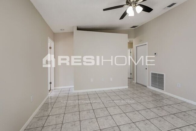 Building Photo - "Welcome Home! Get 1 month FREE RENT when ...
