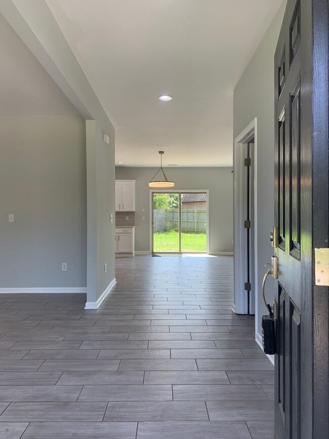 Building Photo - Luxurious Garner Home, Fenced Yard, Commun...