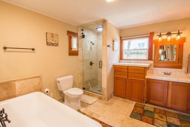 Foto del edificio - Zara's Cottage: Fully Furnished,  blocks t...