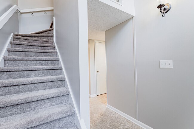 Foto del edificio - Price Improvement! Well Maintained Townhom...