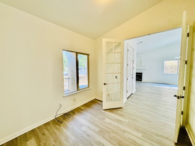 Foto del edificio - 528 Burgundy St