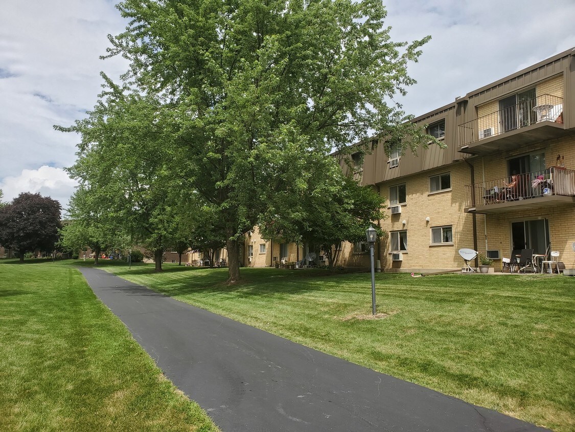 Foto del edificio - 584 Fairway View Dr