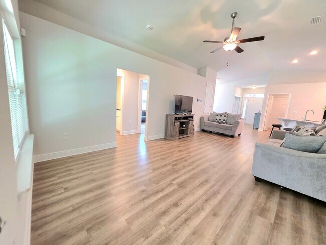 Building Photo - Spacious 4BR Home Near Navy Federal & UWF ...