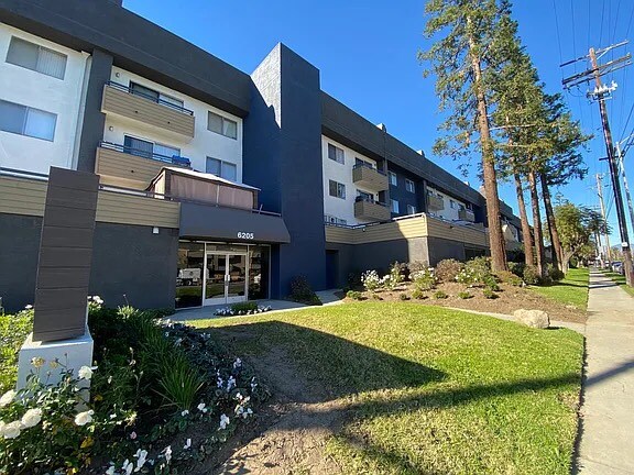 Building Photo - 6205 Woodman Ave