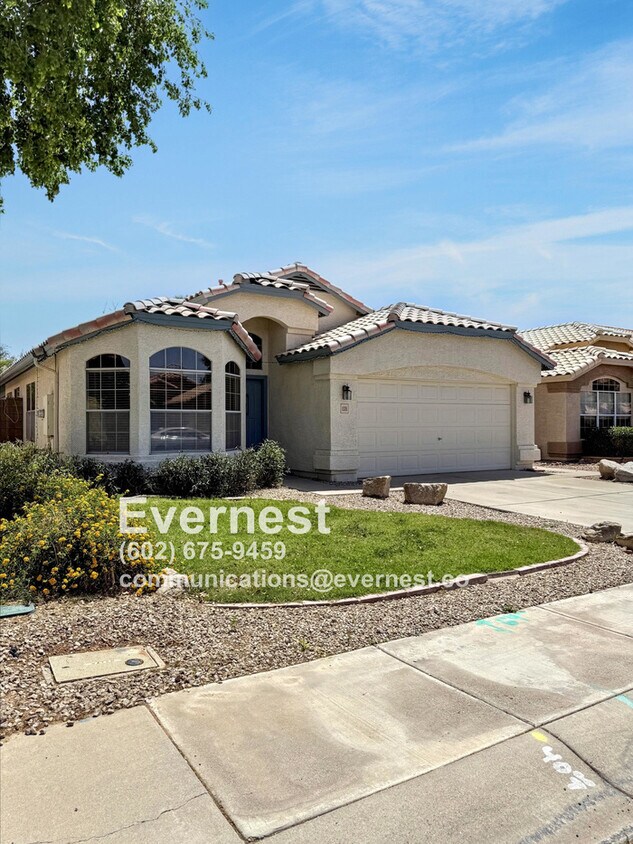 Foto principal - 3-Bedroom Home Near Schools and Everyday E...