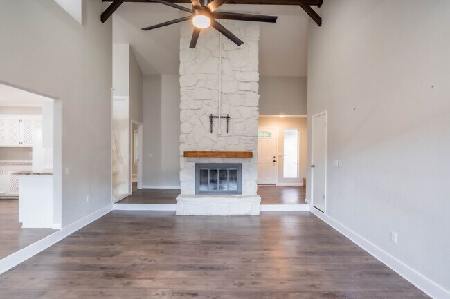 Building Photo - Spacious 3bed 2Bath Home