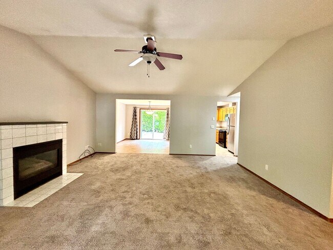 Building Photo - 3 Bedroom Fully Fenced Backyard and Pet Fr...