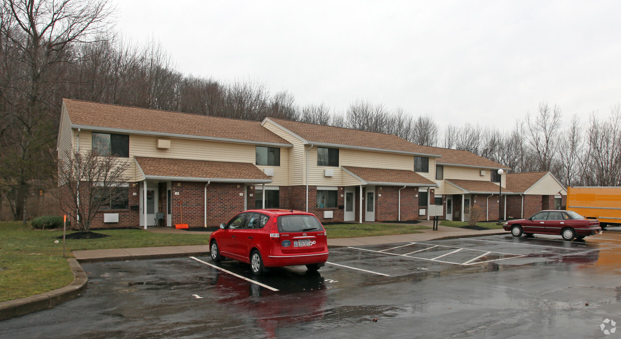 Primary Photo - Macedon Manor Apartments