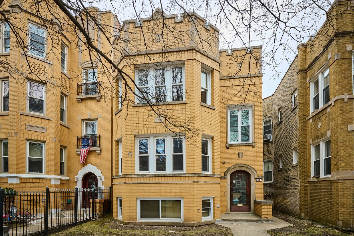 Primary Photo - 6237 N Fairfield Ave