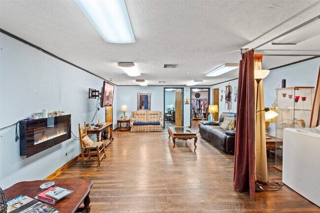 Foto del edificio - 200 Motel Dr.