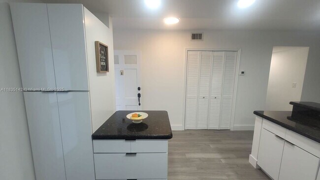 Foto del edificio - 1100 Pine Dr