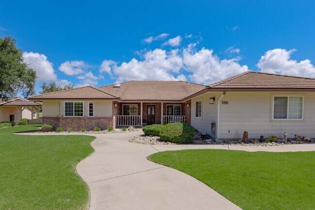 Foto del edificio - Private Gated Mini-Ranch • 7+ Acres • Luxury Country Living • Indoor Pool • Horses Welcome