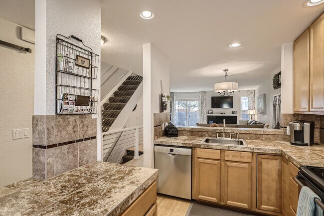 Foto del edificio - Evolve Real Estate: Spacious 3 Bed 3 bath Townhouse  in LITTLETON! Available 7/5/2026!