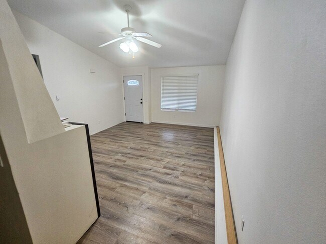 Foto del edificio - 599 Page Ct