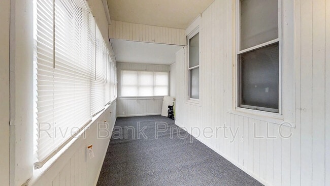 Building Photo - 702 Parry Ave