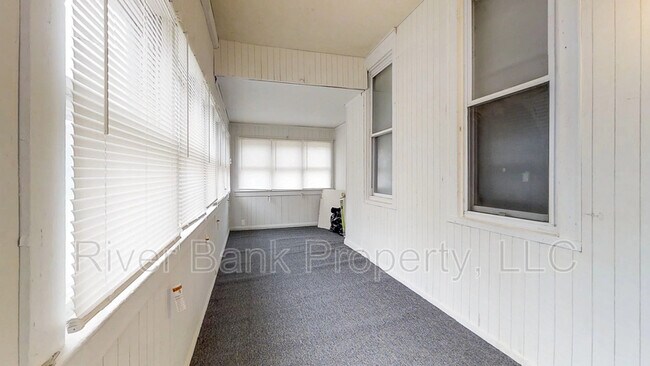 Foto del edificio - 702 Parry Ave
