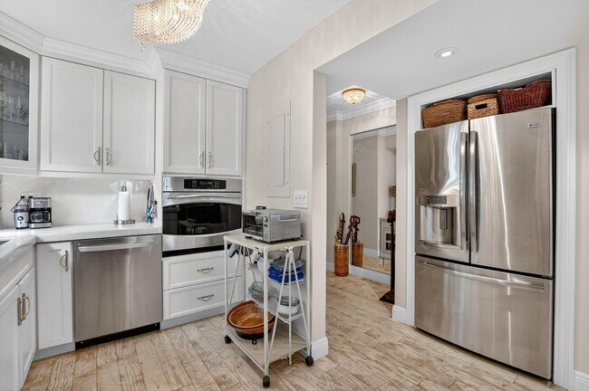 Building Photo - 1099 S Ocean Blvd