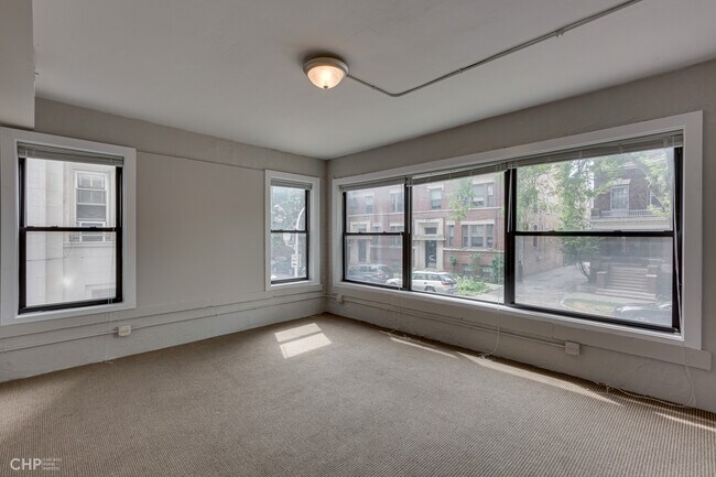 Building Photo - 1060 W Balmoral Ave