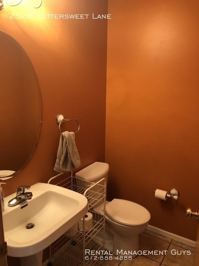 Building Photo - 5 bedroom in Maplewood MN 55109