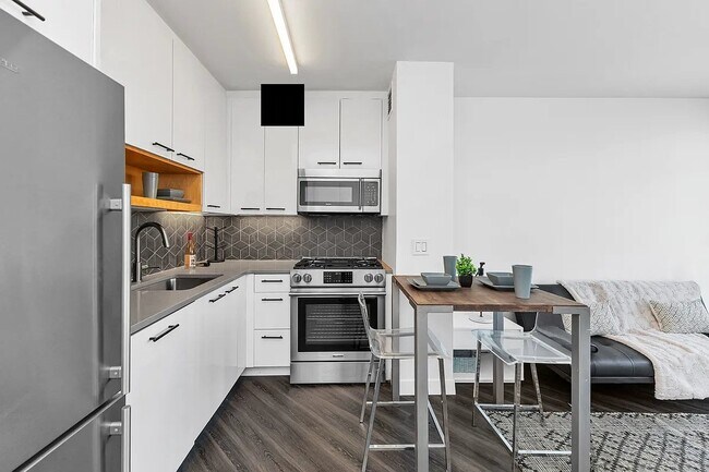 Building Photo - 250 E Houston St