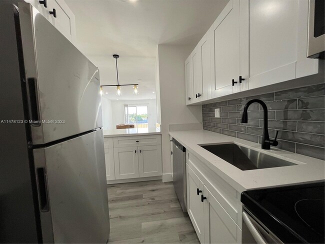 Building Photo - 5525 SW 41st St