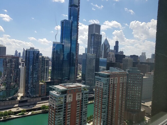 Foto del edificio - 505 E Illinois St