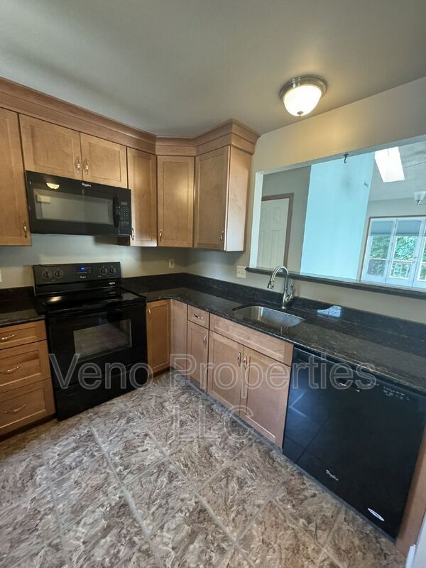 Building Photo - 5213 Forest Point Dr S