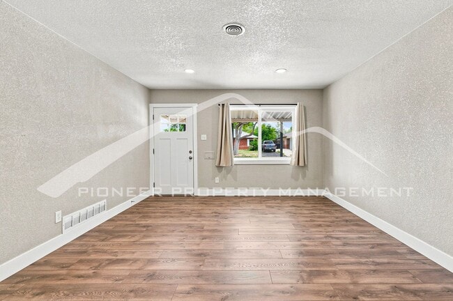 Photo - 1235 Scranton St House