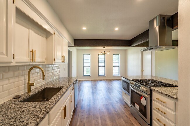 Foto del edificio - Absolute Rare Find! 6 Bedroom Home, Jenks ...