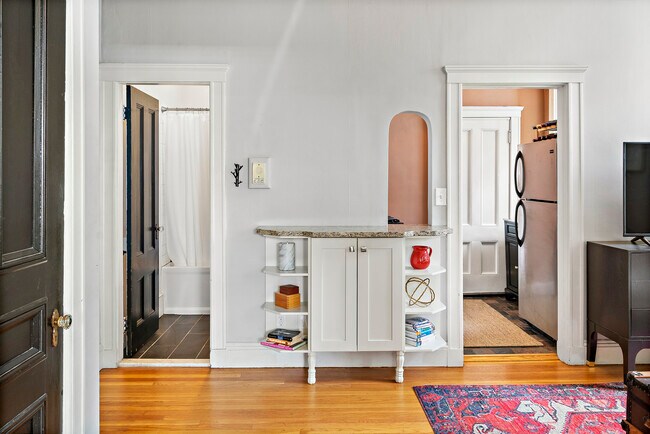 Building Photo - 838 E Broadway