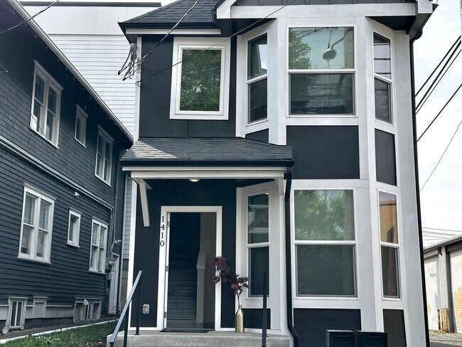 Foto del edificio - 2BR | 1BA – Washer & Dryer, A/C in Every R...