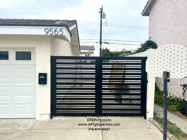 Photo - 9565 Mansor Ave House