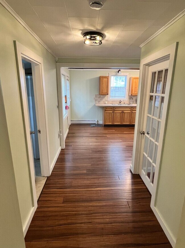 Building Photo - Updated Single Family Home with 3 Beds / 2...