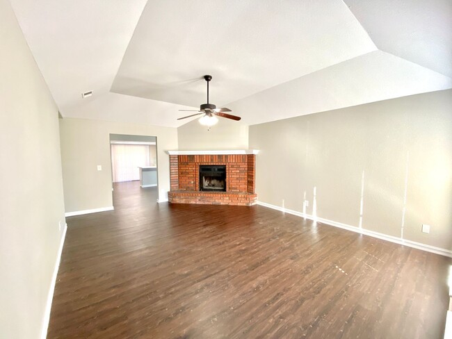 Building Photo - Newly Remodeled South Tulsa Home; Jenks Sc...