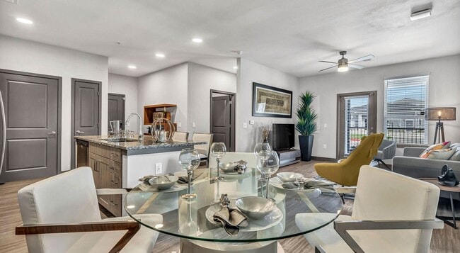 Foto del edificio - 8811 Fm Rd